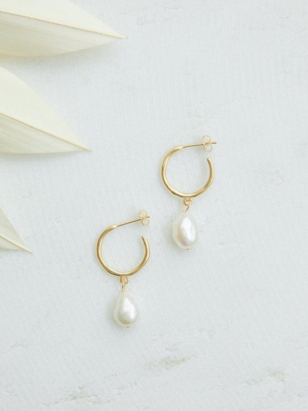 Caitlyn Minimalist Margot Pearl Hoops, 18K Gold, Freshwater Pearls / NIB